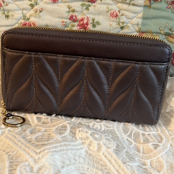 KATE SPADE QUILTED GUN METAL GRAY ZIPPY WALLET NWT - Picture 3 of 9
